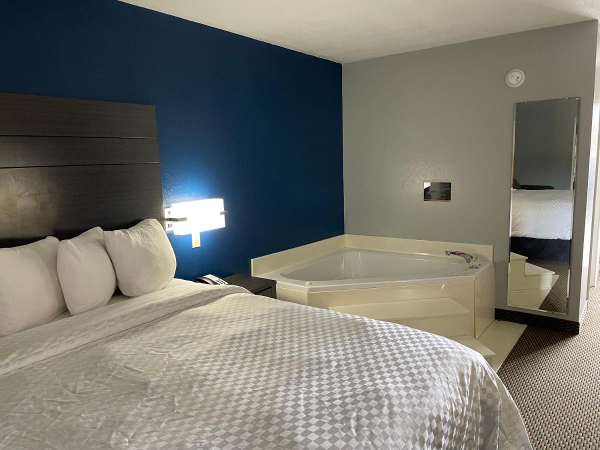 Clairmont Inn & Suites - Warren Eksteriør bilde