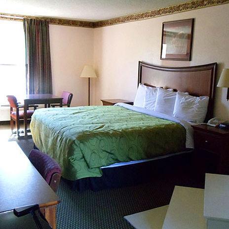 Clairmont Inn & Suites - Warren Rom bilde
