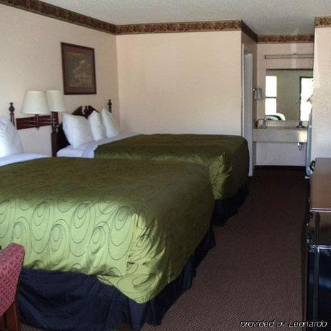 Clairmont Inn & Suites - Warren Rom bilde