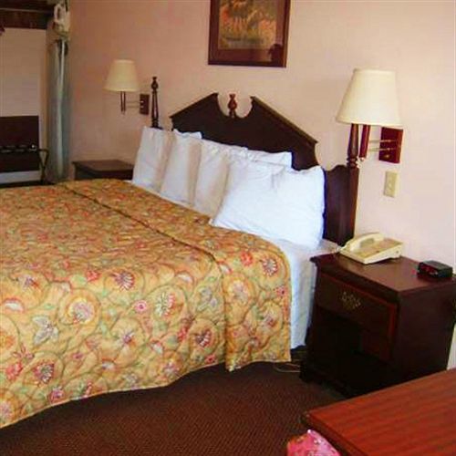 Clairmont Inn & Suites - Warren Rom bilde