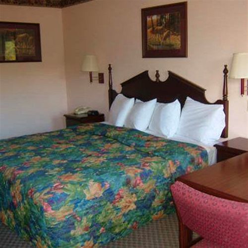 Clairmont Inn & Suites - Warren Rom bilde
