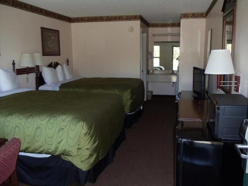 Clairmont Inn & Suites - Warren Eksteriør bilde